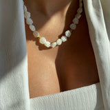 Collier de perles de roses blanches