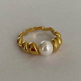 Bague en perle blanche