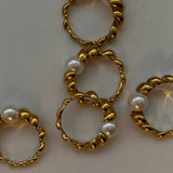 Bague en perle blanche