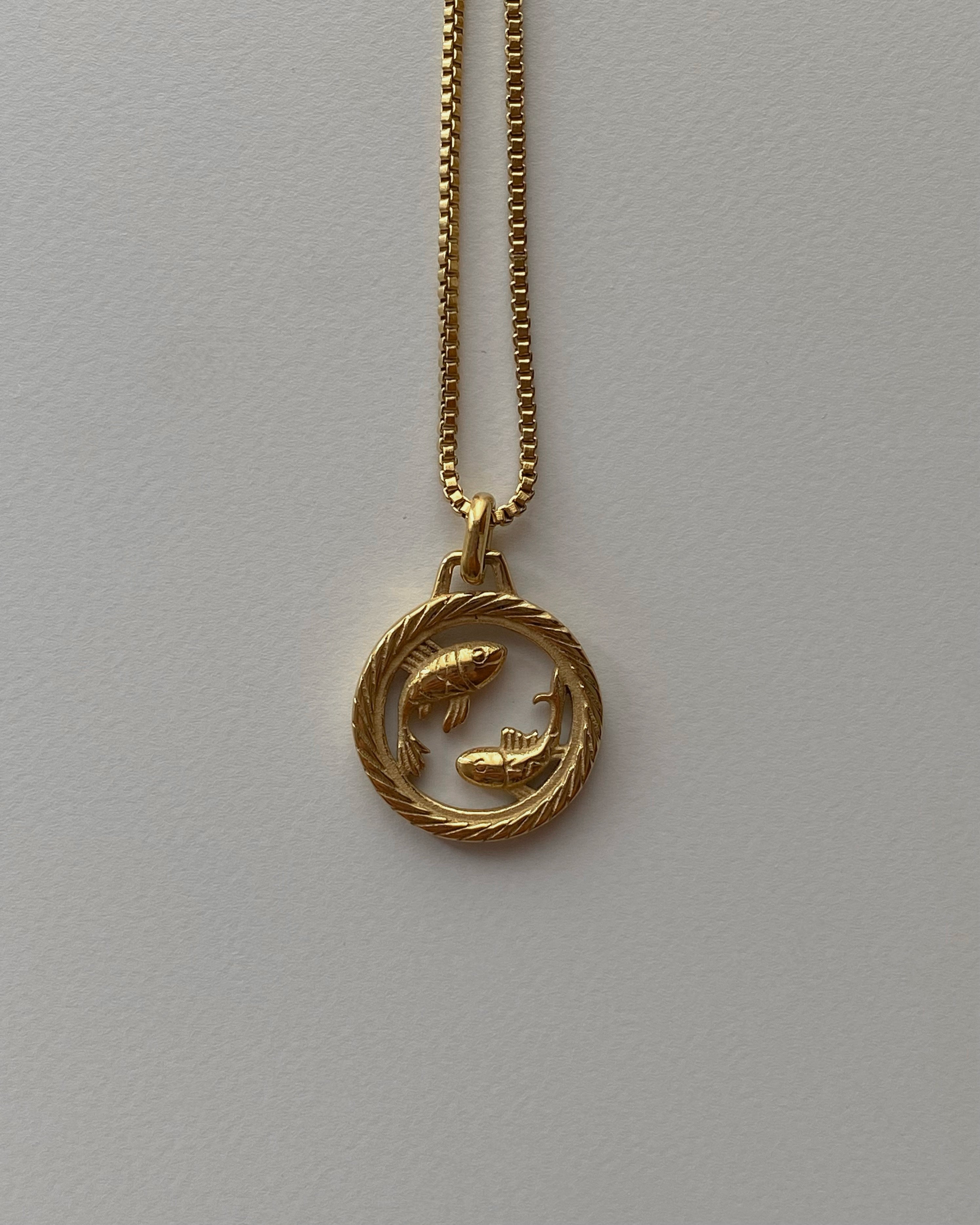 Collar con medalla redonda del zodíaco