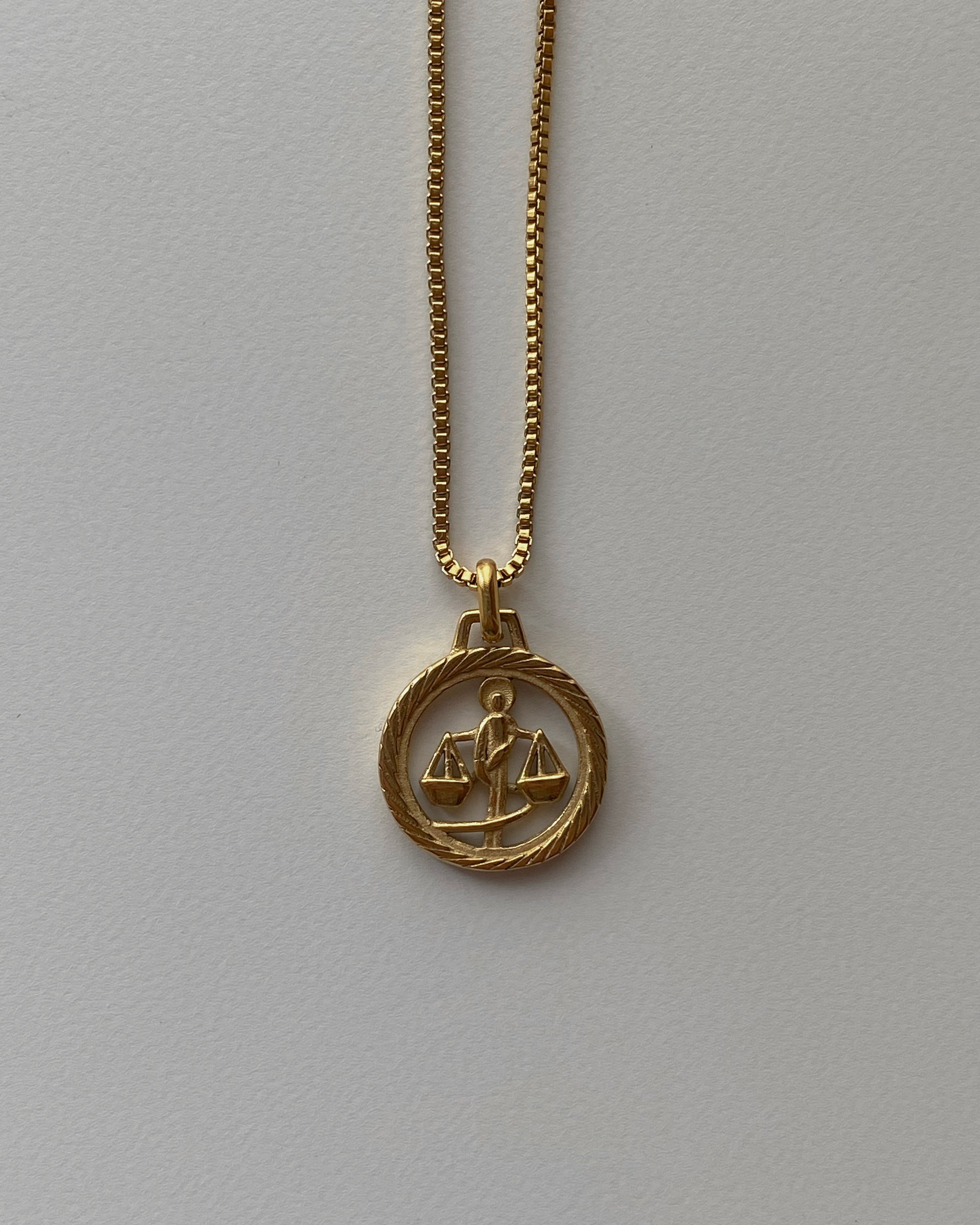 Collar con medalla redonda del zodíaco