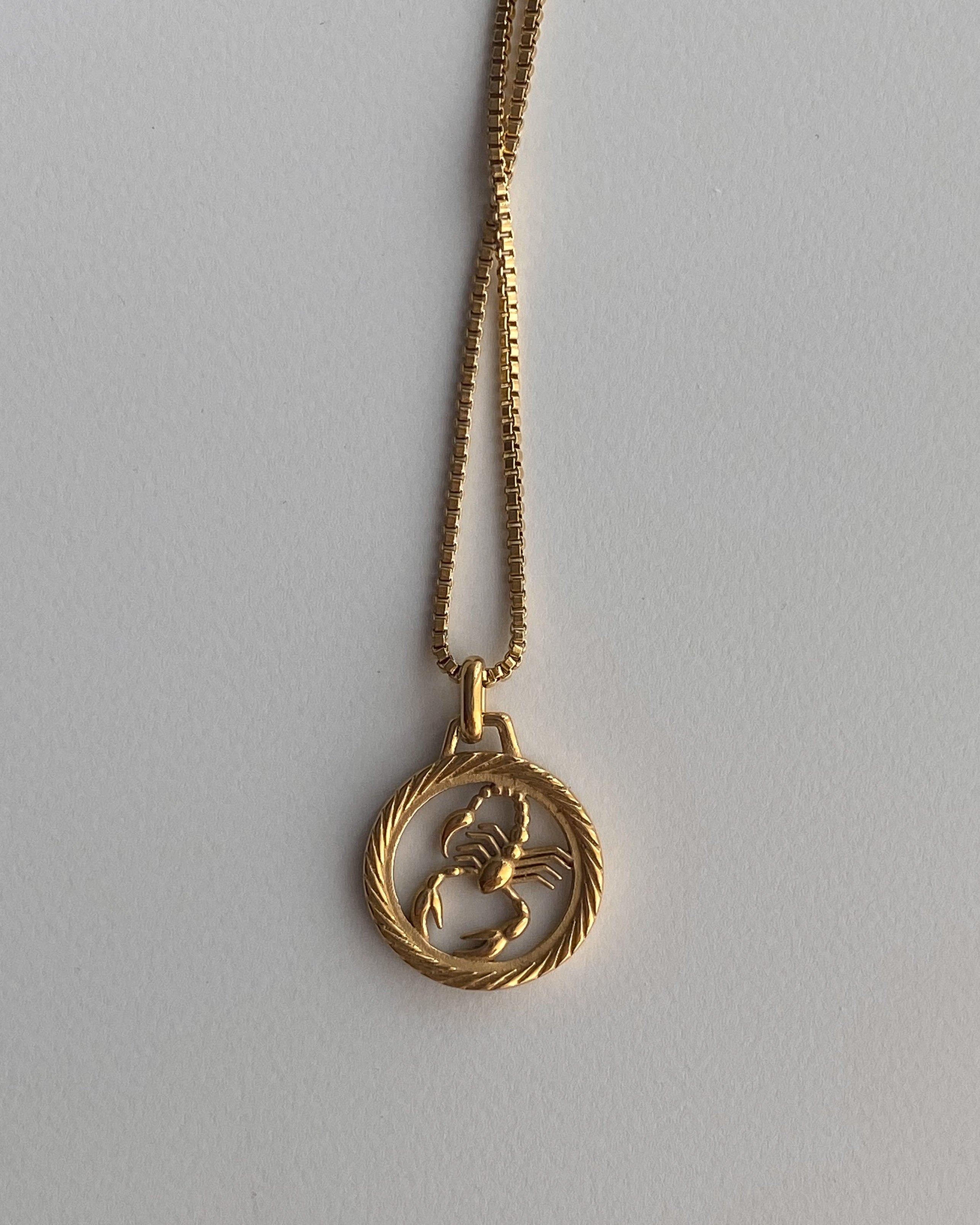 Collar con medalla redonda del zodíaco