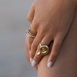 Anillo de tres eslabones con perlas