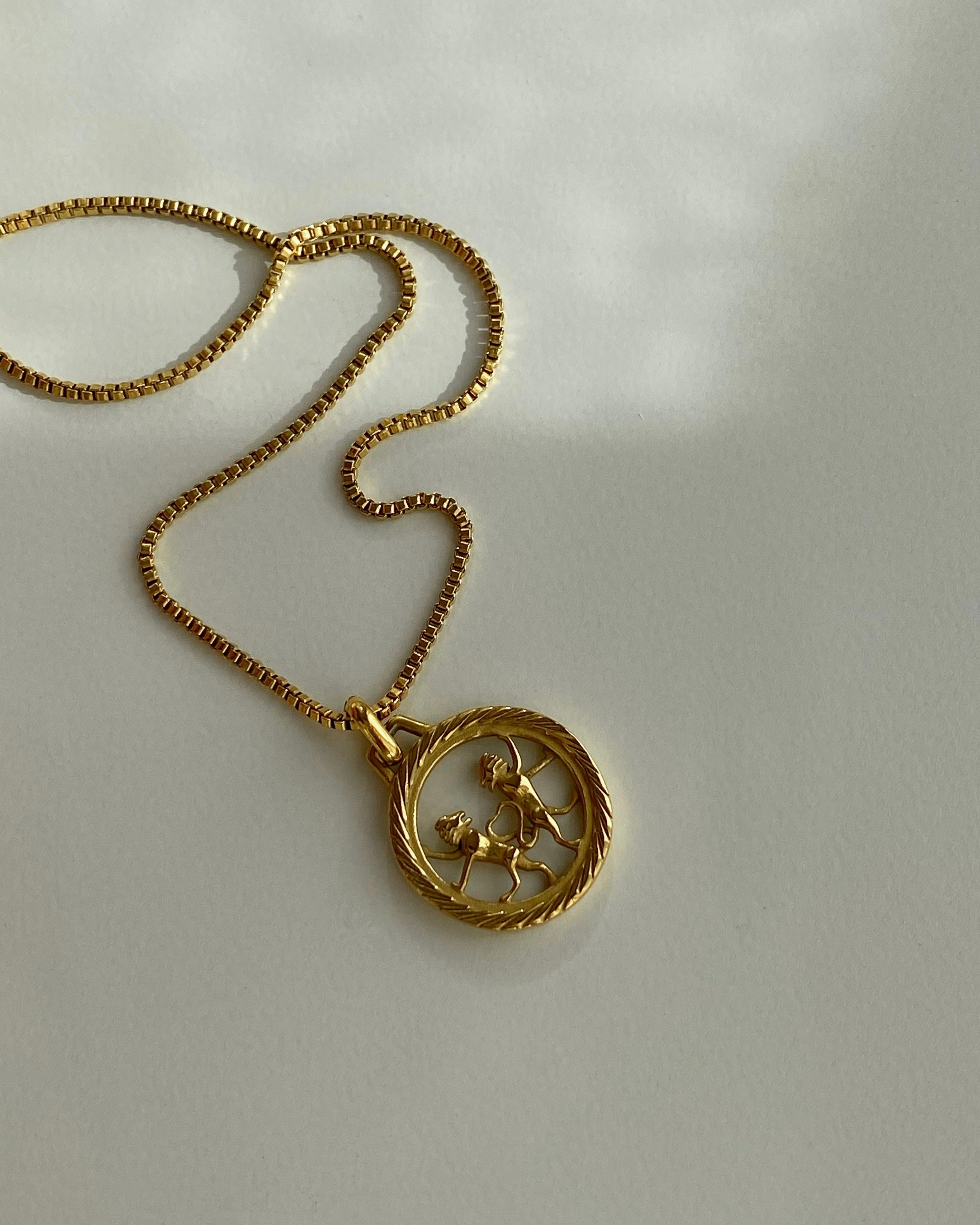 Collar con medalla redonda del zodíaco