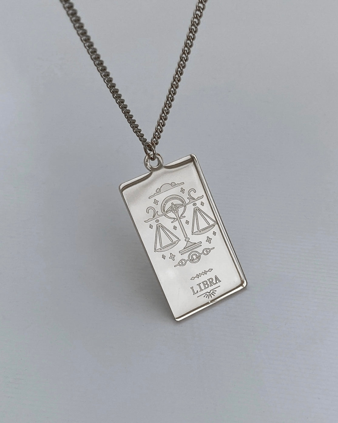 Collar con medalla del zodiaco