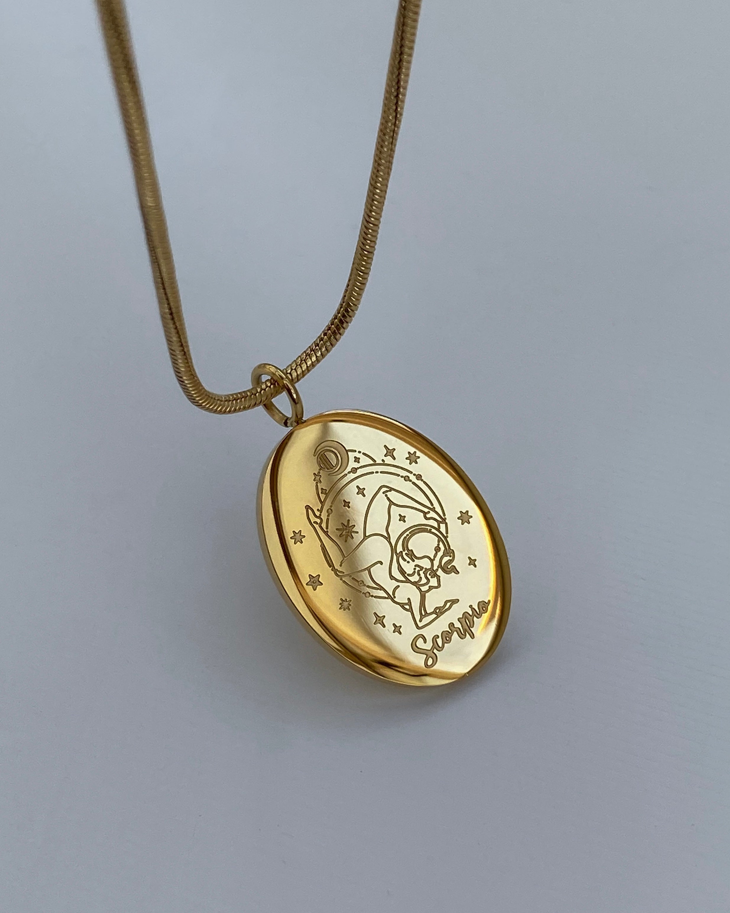 Collar con medalla del zodiaco ovalada