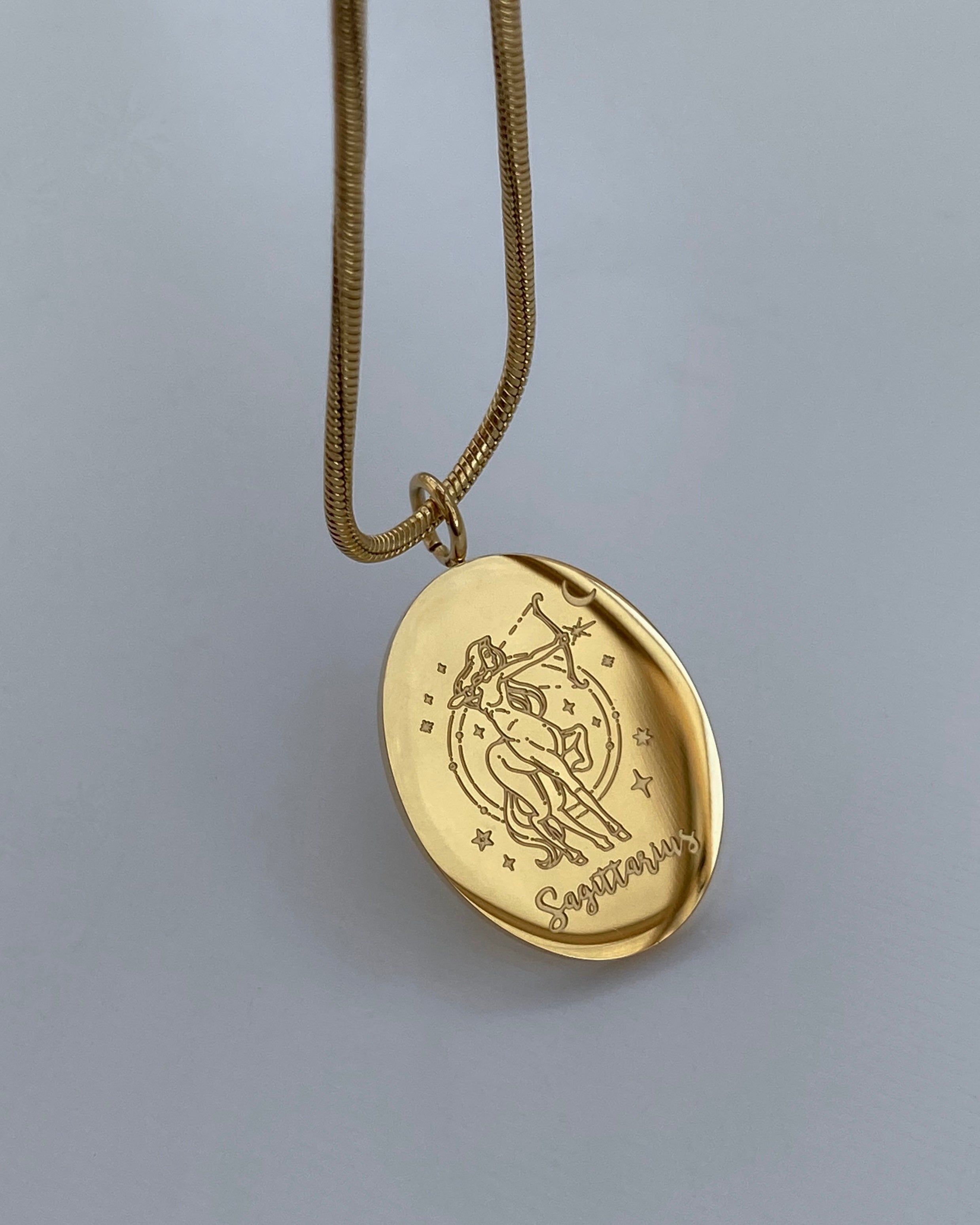 Collar con medalla del zodiaco ovalada