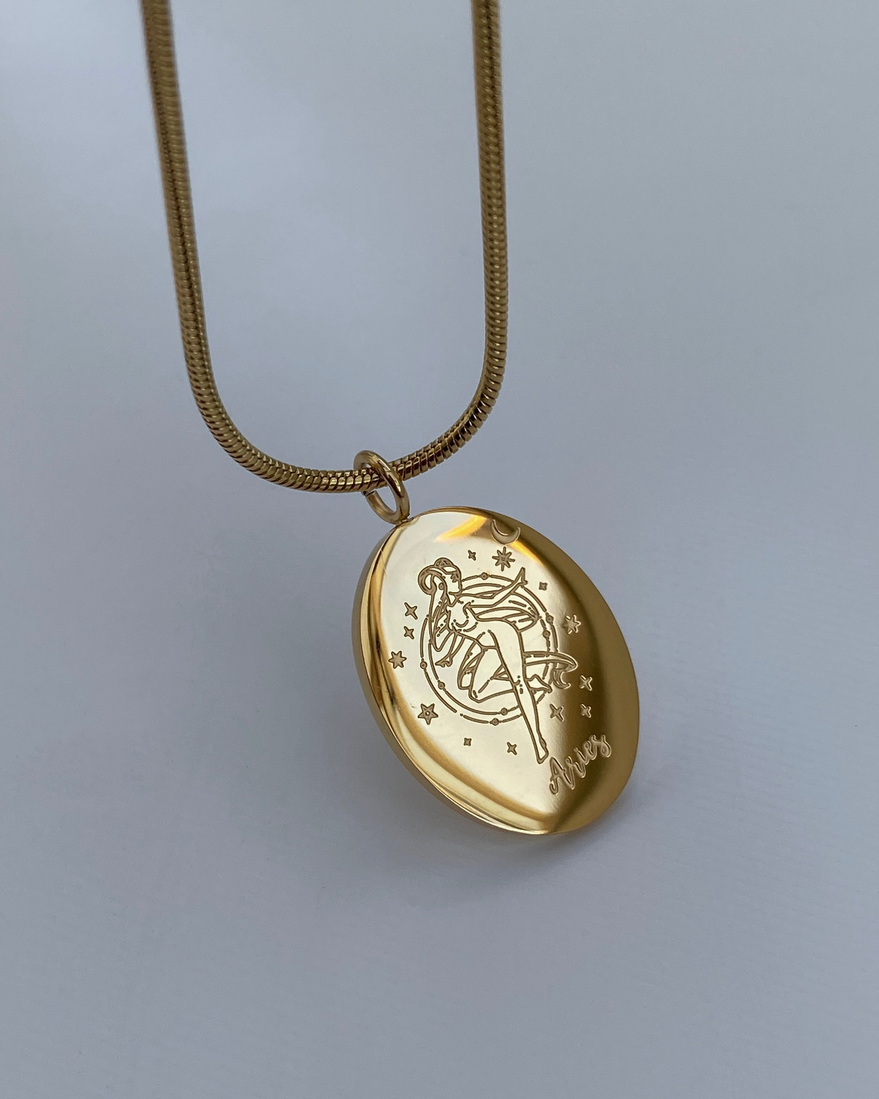 Collar con medalla del zodiaco ovalada