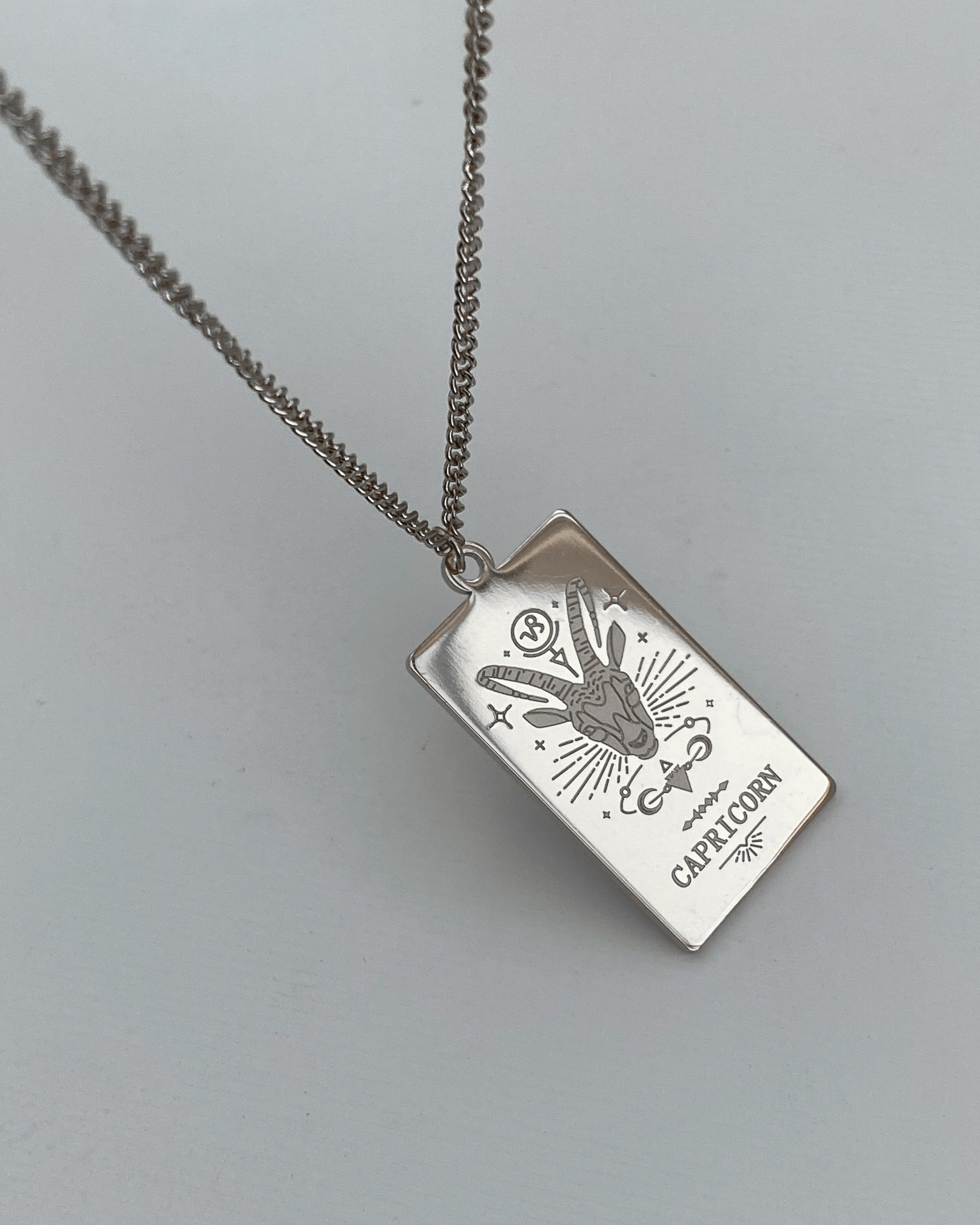 Collar con medalla del zodiaco