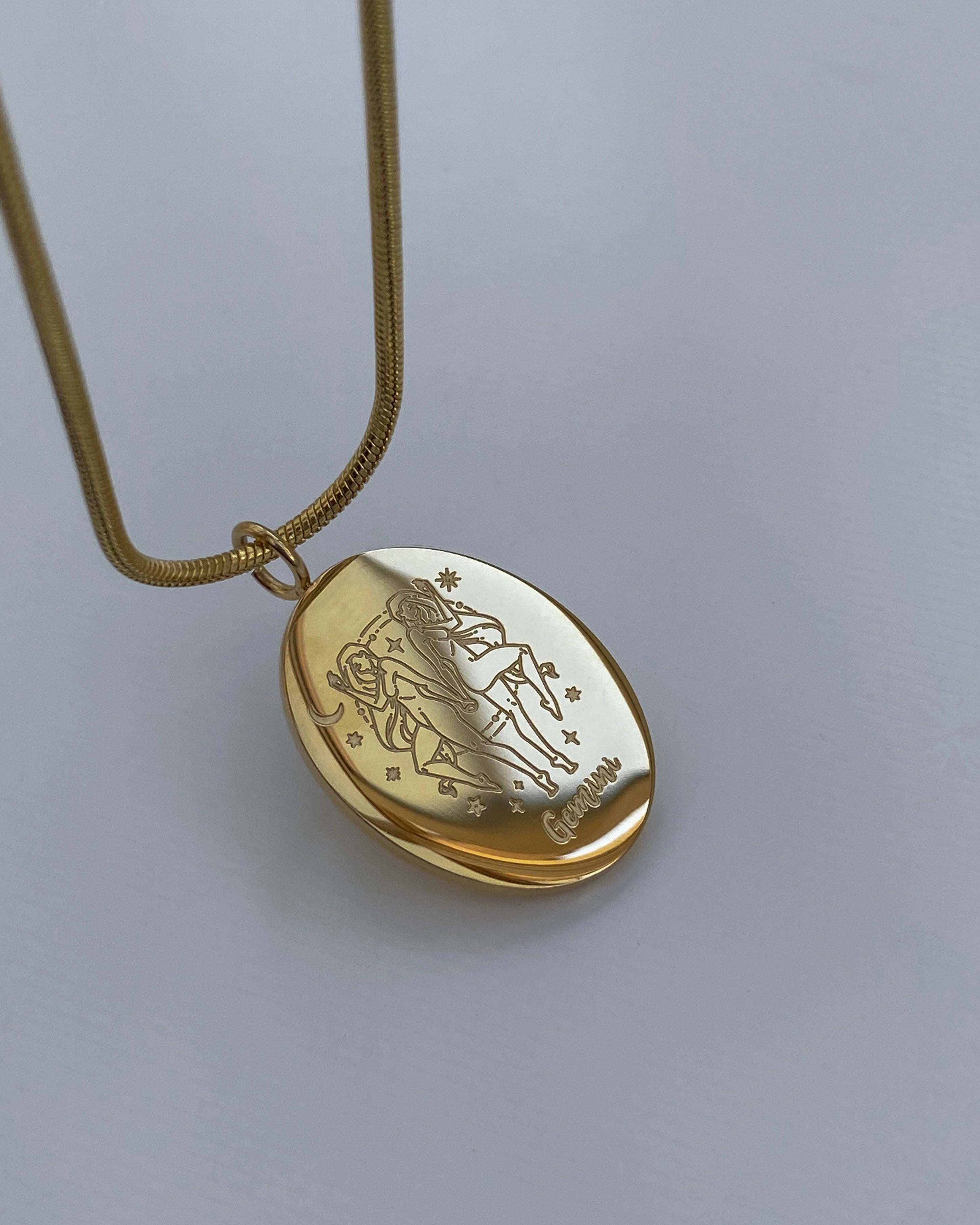Collar con medalla del zodiaco ovalada