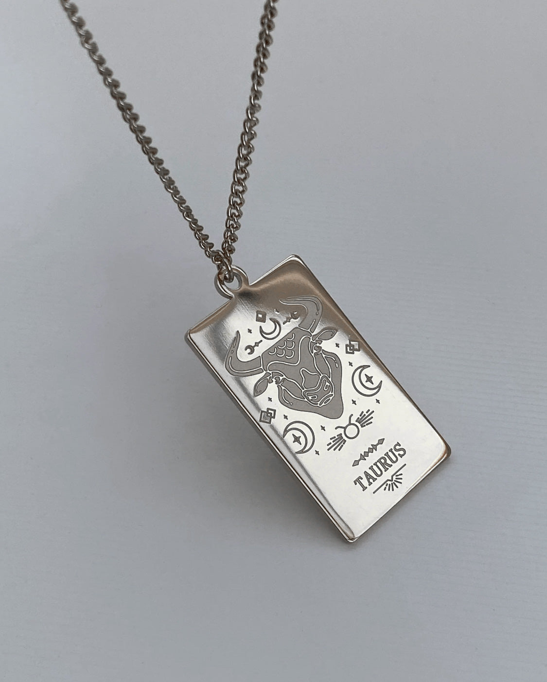 Collar con medalla del zodiaco