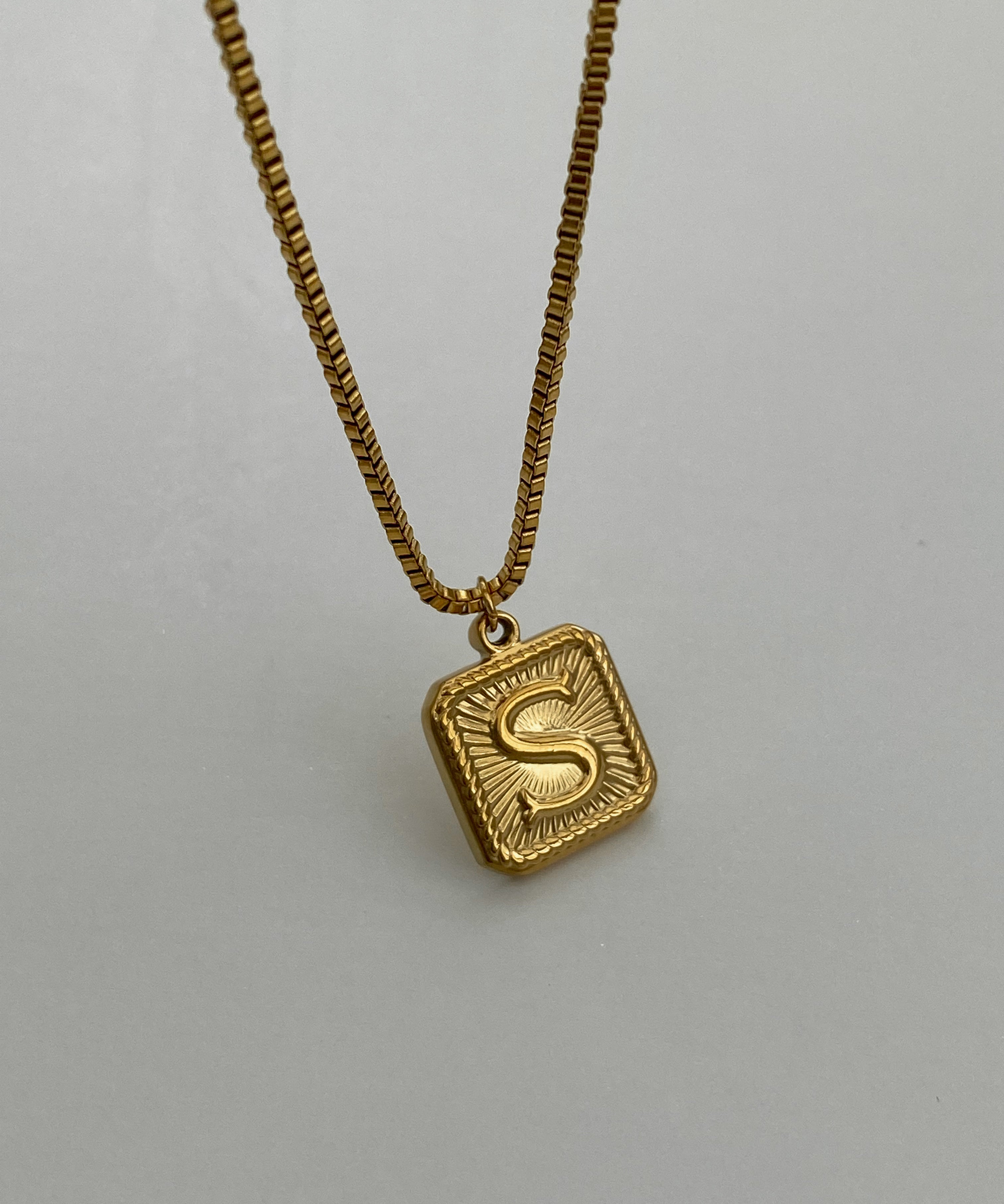 Collar Medalla Cuadrada