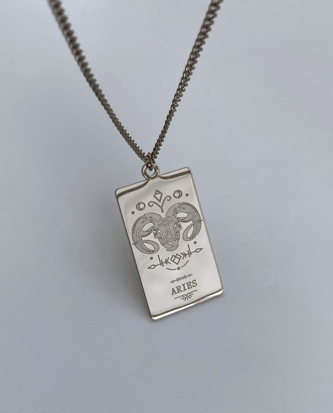 Collar con medalla del zodiaco