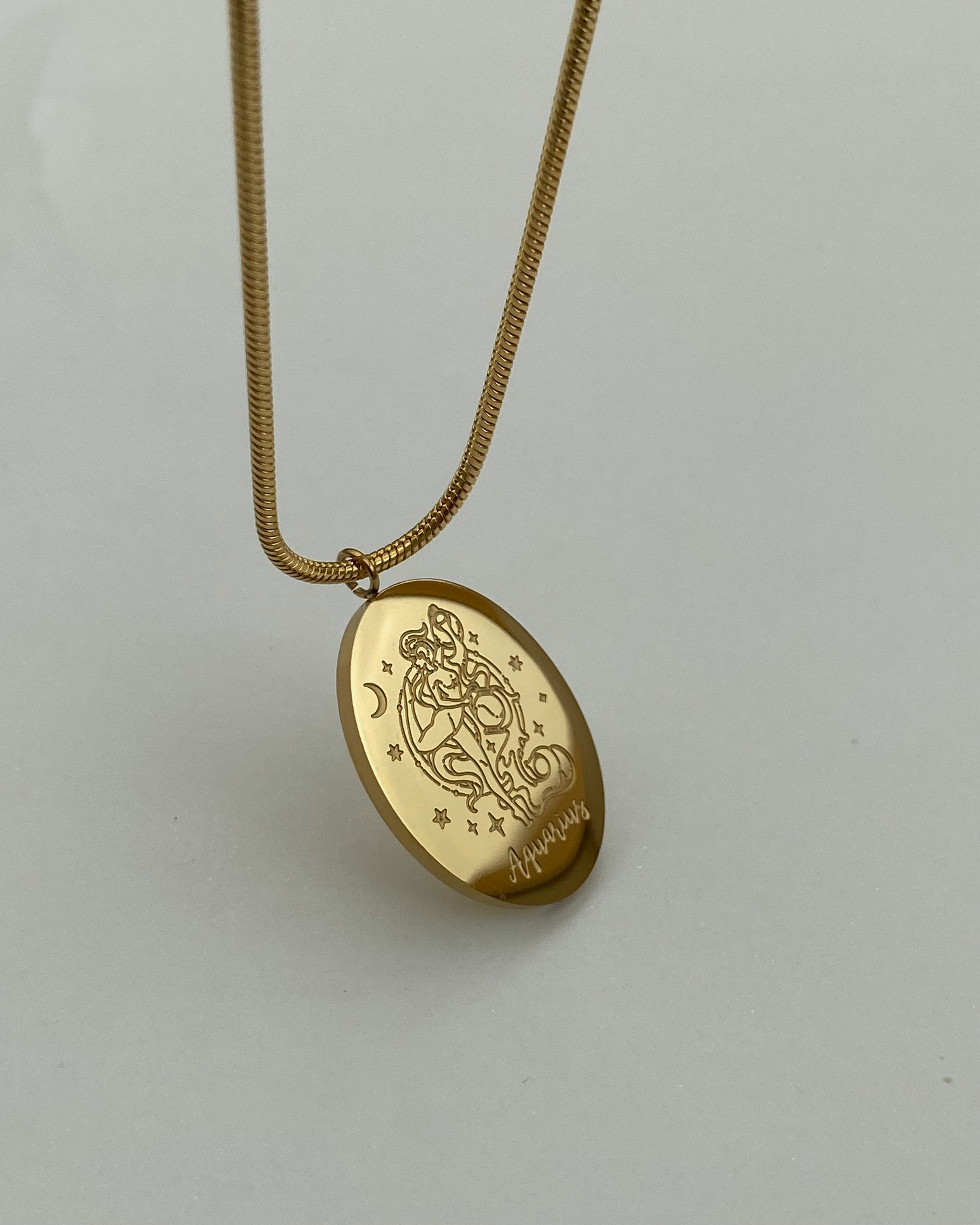 Collar con medalla del zodiaco ovalada