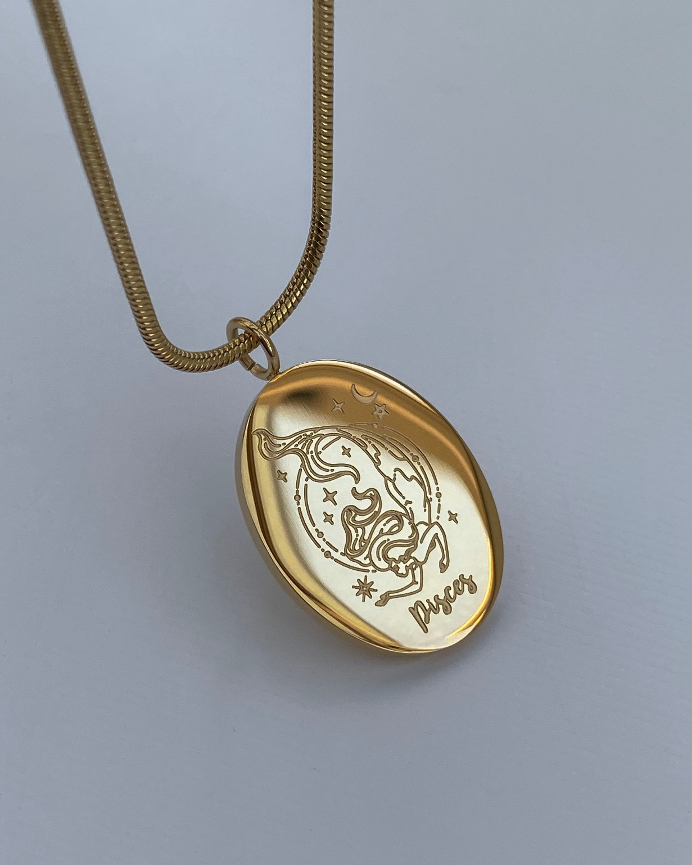 Collar con medalla del zodiaco ovalada