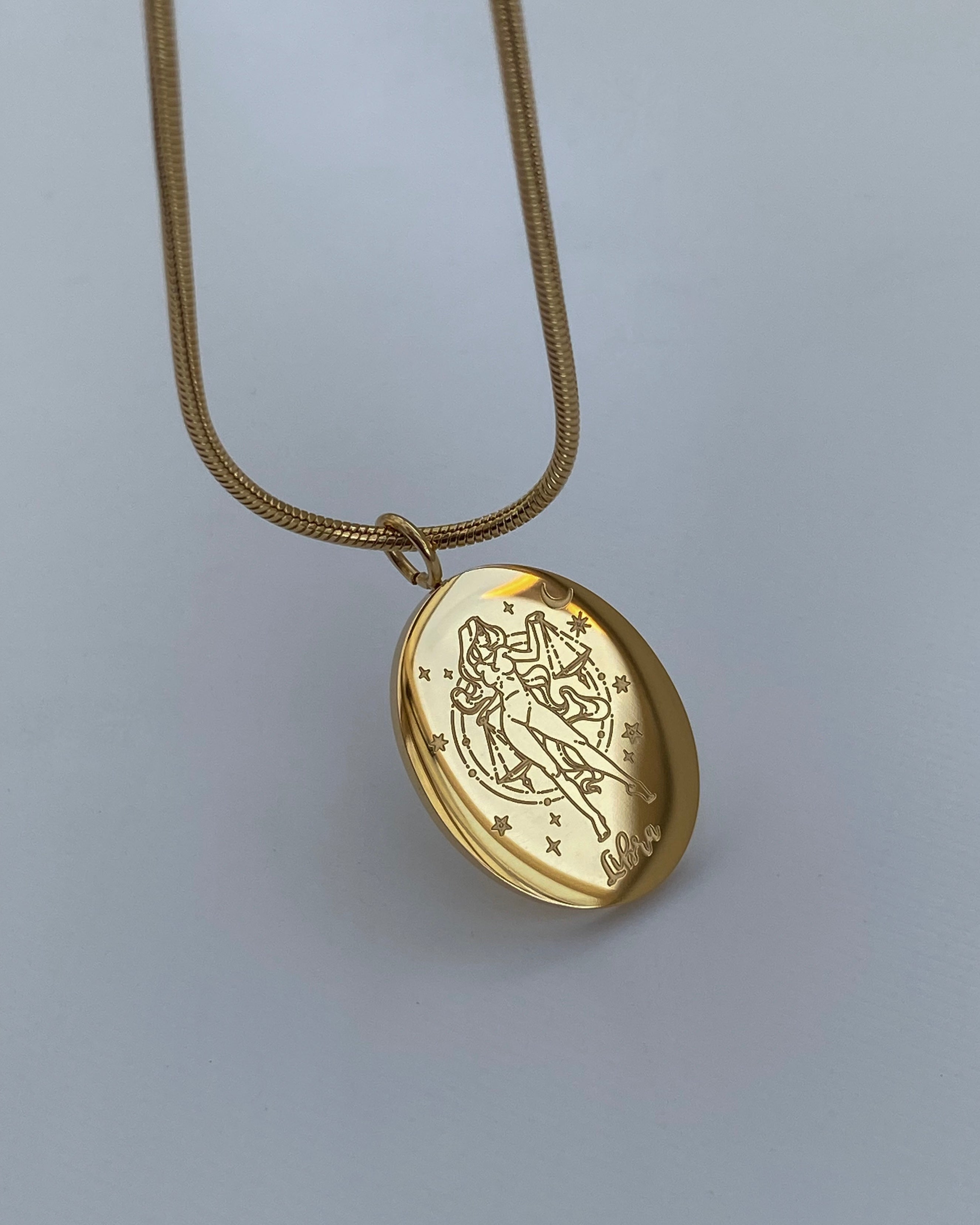 Collar con medalla del zodiaco ovalada