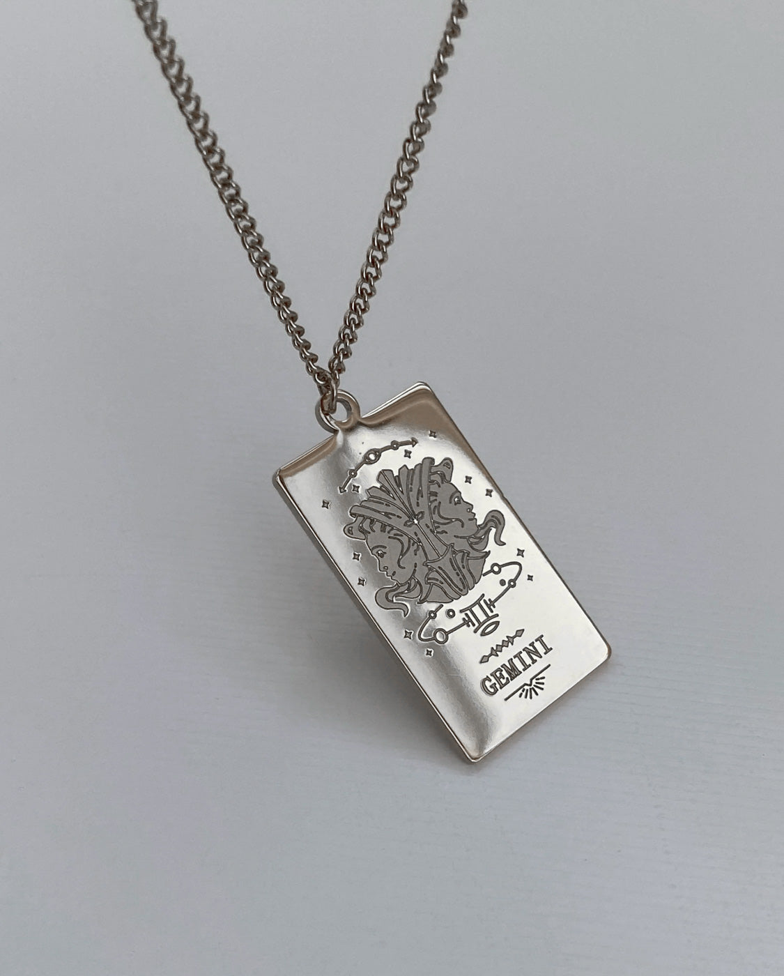 Collar con medalla del zodiaco